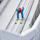Julian Schmid (GER) auf dem Weg zu einem starken Sprung.