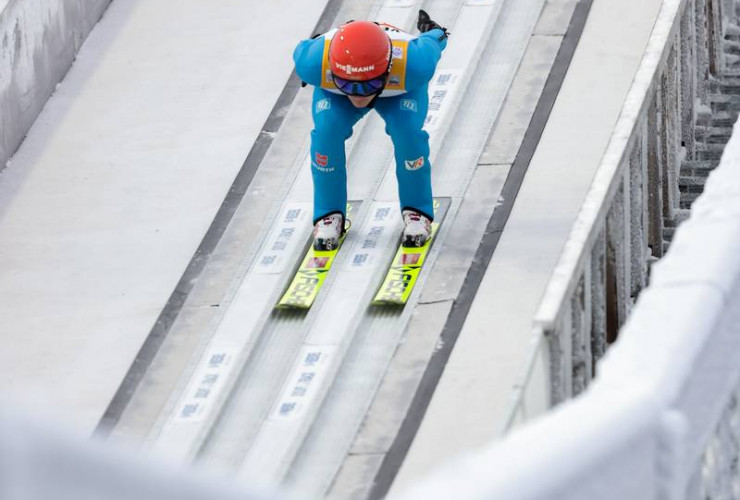 Julian Schmid (GER) auf dem Weg zu einem starken Sprung.