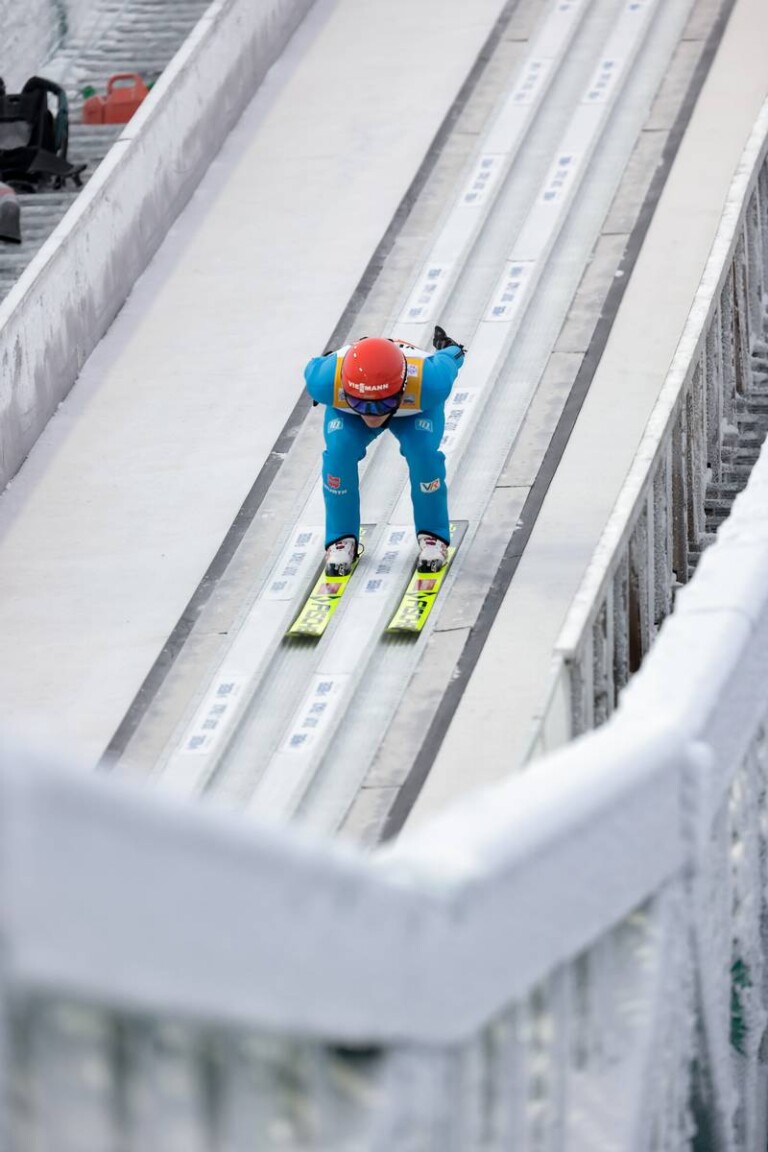 Julian Schmid (GER) auf dem Weg zu einem starken Sprung.