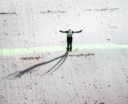 Matteo Baud (FRA) überspringt die virtuelle grüne Linie der Führungsweite.