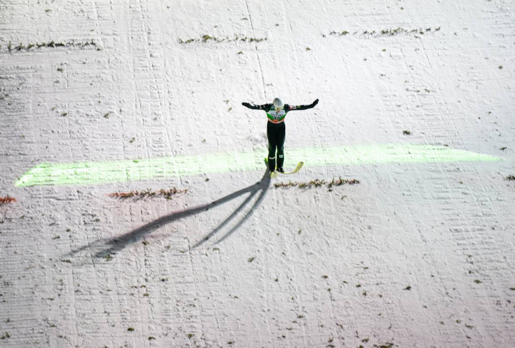 Matteo Baud (FRA) überspringt die virtuelle grüne Linie der Führungsweite.