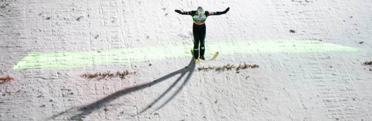 Matteo Baud (FRA) überspringt die virtuelle grüne Linie der Führungsweite.