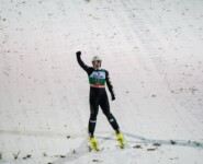 Matteo Baud (FRA) feiert seinen starken Sprung.