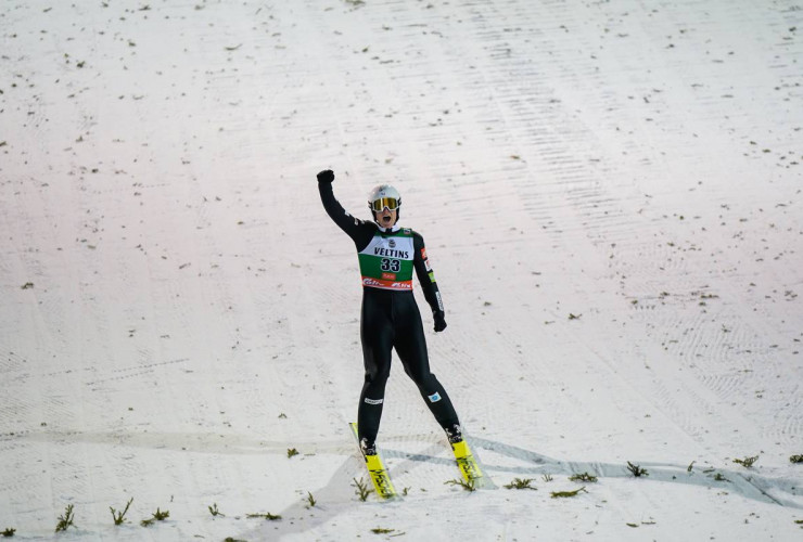 Matteo Baud (FRA) feiert seinen starken Sprung.