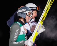 Jarl Magnus Riiber (NOR) freut sich mit Joergen Graabak über seinen zweiten Tagessieg der Saison.