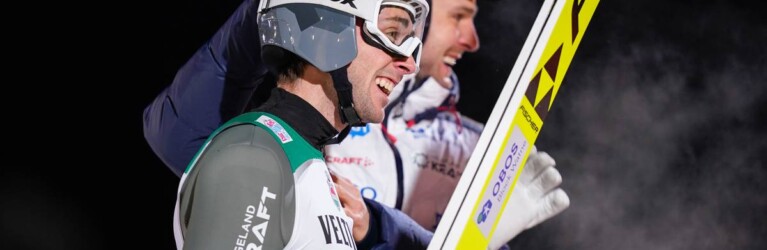 Jarl Magnus Riiber (NOR) freut sich mit Joergen Graabak über seinen zweiten Tagessieg der Saison.