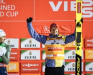 Julian Schmid (GER) gewinnt die Auftakttour und hat die Gesamtführung inne.