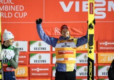 Julian Schmid (GER) gewinnt die Auftakttour und hat die Gesamtführung inne.