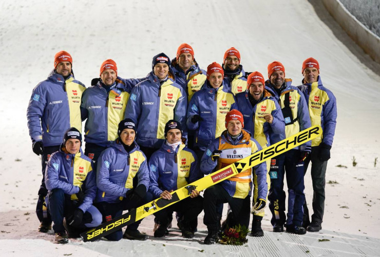 Happy über das gelbe Trikot: Julian Schmid (GER) und Team Deutschland.