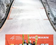 Das Podium der Tageswertung: Matteo Baud (FRA), Jarl Magnus Riiber (NOR), Ryota Yamamoto (JPN), (l-r).