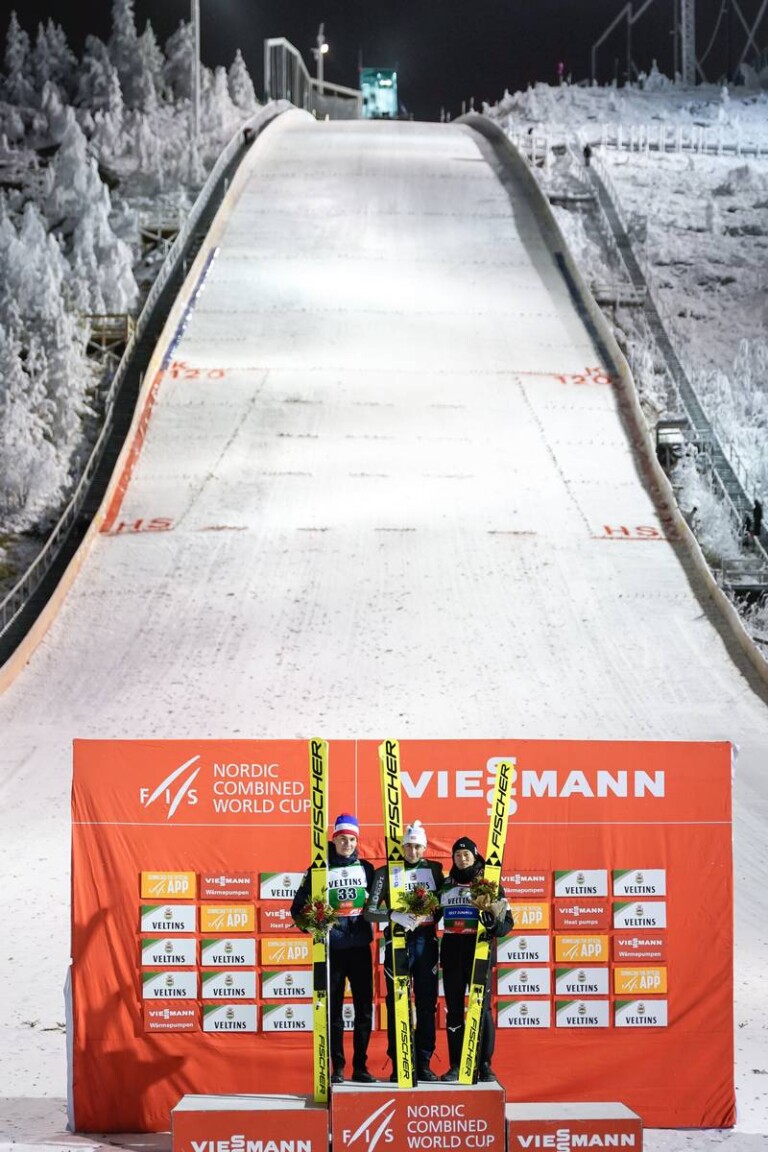 Das Podium der Tageswertung: Matteo Baud (FRA), Jarl Magnus Riiber (NOR), Ryota Yamamoto (JPN), (l-r).
