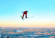 Ilkka Herola (FIN) springt beim Weltcup im finnischen Ruka in der vergangenen Saison in die finnische Weite hinaus.