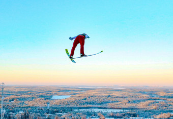 Ilkka Herola (FIN) springt beim Weltcup im finnischen Ruka in der vergangenen Saison in die finnische Weite hinaus.