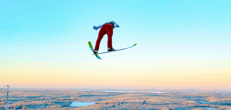 Ilkka Herola (FIN) springt beim Weltcup im finnischen Ruka in der vergangenen Saison in die finnische Weite hinaus.