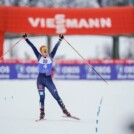 Nathalie Armbruster (GER) freut sich über ihr erstes Podium im Weltcup.