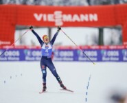 Nathalie Armbruster (GER) freut sich über ihr erstes Podium im Weltcup.