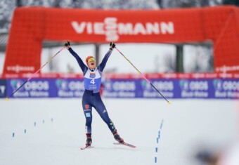 Nathalie Armbruster (GER) freut sich über ihr erstes Podium im Weltcup.