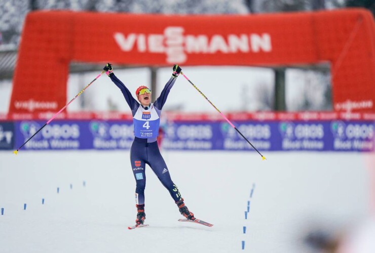 Nathalie Armbruster (GER) freut sich über ihr erstes Podium im Weltcup.