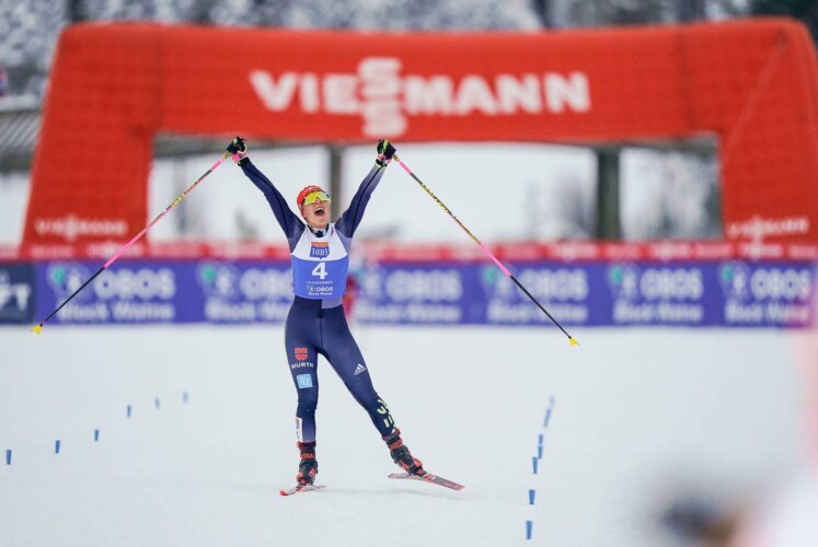 Nathalie Armbruster (GER) freut sich über ihr erstes Podium im Weltcup.