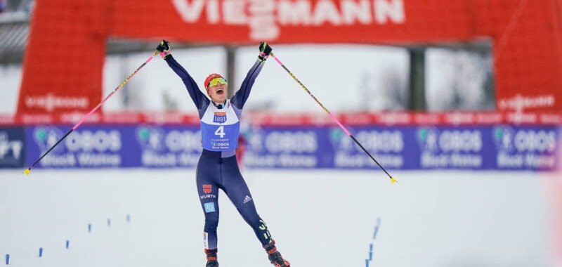 Nathalie Armbruster (GER) freut sich über ihr erstes Podium im Weltcup.