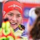 Nathalie Armbruster (GER) freut sich über ihr erstes Podium im Weltcup.