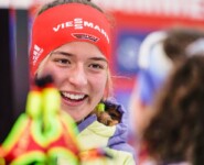 Nathalie Armbruster (GER) freut sich über ihr erstes Podium im Weltcup.
