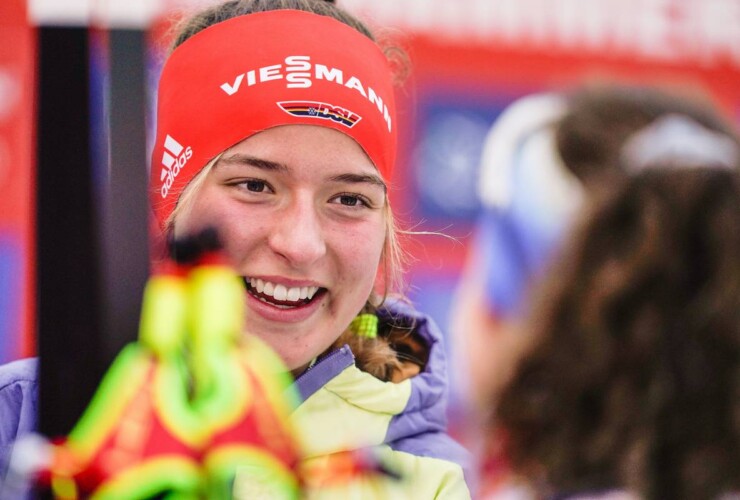 Nathalie Armbruster (GER) freut sich über ihr erstes Podium im Weltcup.