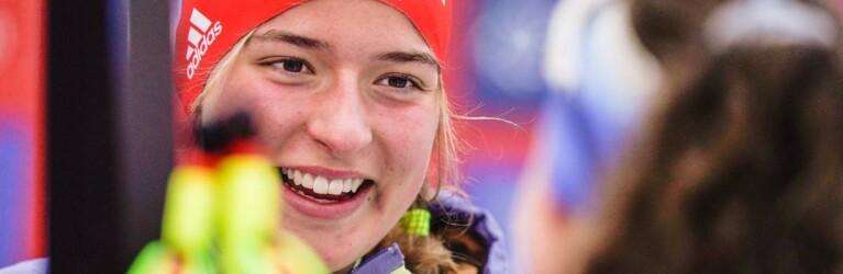 Nathalie Armbruster (GER) freut sich über ihr erstes Podium im Weltcup.