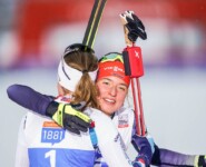 Gyda Westvold Hansen (NOR) und Nathalie Armbruster (GER) beglückwünschen sich zum guten Wettkampf.