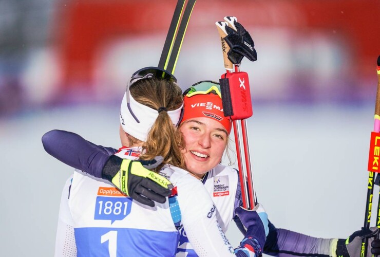 Gyda Westvold Hansen (NOR) und Nathalie Armbruster (GER) beglückwünschen sich zum guten Wettkampf.