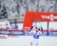 Gyda Westvold Hansen (NOR) siegt beim Saisonauftakt der Kombiniererinnen in Lillehammer.