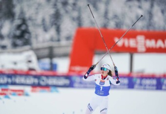 Gyda Westvold Hansen (NOR) siegt beim Saisonauftakt der Kombiniererinnen in Lillehammer.