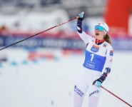 Gyda Westvold Hansen (NOR) siegt beim Saisonauftakt der Kombiniererinnen in Lillehammer.