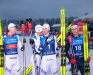 Glückwunsch vom großen Bruder: Einar Luraas Oftebro (NOR, 2.v.l.) gratuliert dem Sieger, Jarl Magnus Riiber (NOR, l) und Vinzenz Geiger (GER, r) schauen zu.