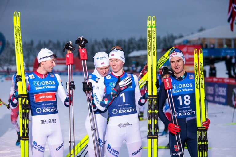 Glückwunsch vom großen Bruder: Einar Luraas Oftebro (NOR, 2.v.l.) gratuliert dem Sieger, Jarl Magnus Riiber (NOR, l) und Vinzenz Geiger (GER, r) schauen zu.