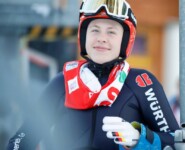 Jenny Nowak (GER) im Lift auf dem Weg zum Sprung