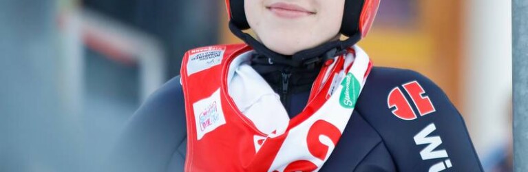 Jenny Nowak (GER) im Lift auf dem Weg zum Sprung