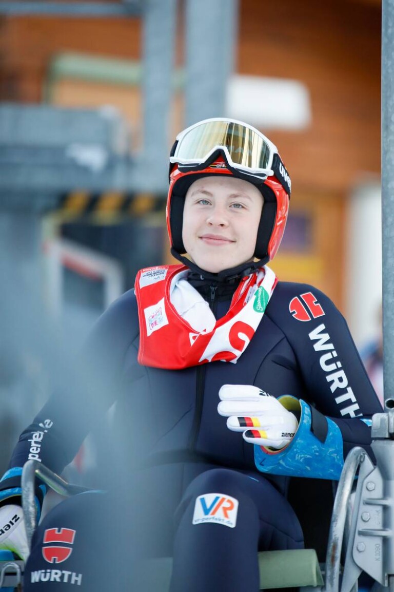 Jenny Nowak (GER) im Lift auf dem Weg zum Sprung