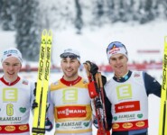 Die siegreichen Herren: Jens Luraas Oftebro (NOR), Jarl Magnus Riiber (NOR), Vinzenz Geiger (GER), (l-r)