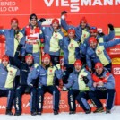 Teamfoto mit Weltcupsieger: Vinzenz Geiger (GER)