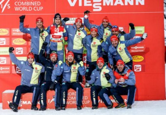 Teamfoto mit Weltcupsieger: Vinzenz Geiger (GER)