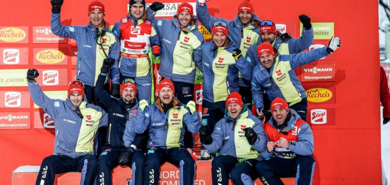 Teamfoto mit Weltcupsieger: Vinzenz Geiger (GER)