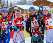 Ema Volavsek (SLO), Ida Marie Hagen (NOR), Veronica Gianmoena (ITA), Mille Marie Hagen (NOR), (l-r) setzen ein Zeichen gegen den Olympia-Ausschluss der Kombiniererinnen.