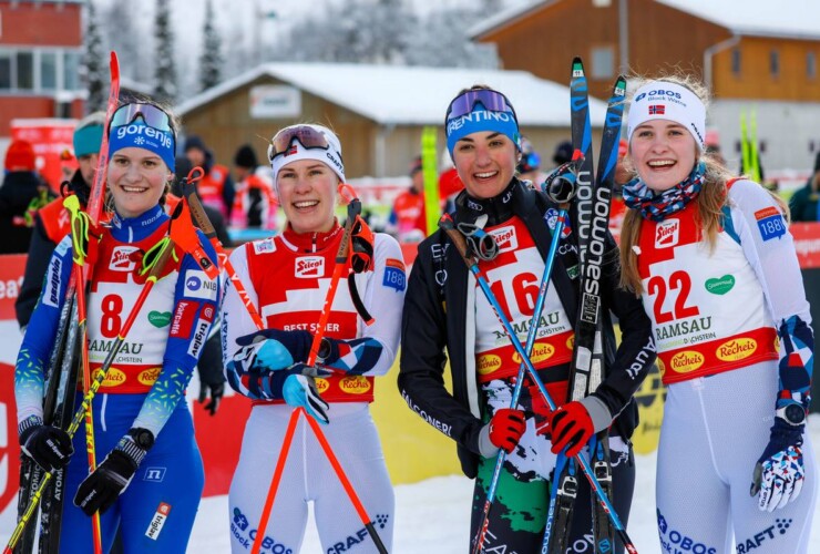 Ema Volavsek (SLO), Ida Marie Hagen (NOR), Veronica Gianmoena (ITA), Mille Marie Hagen (NOR), (l-r) setzen ein Zeichen gegen den Olympia-Ausschluss der Kombiniererinnen.