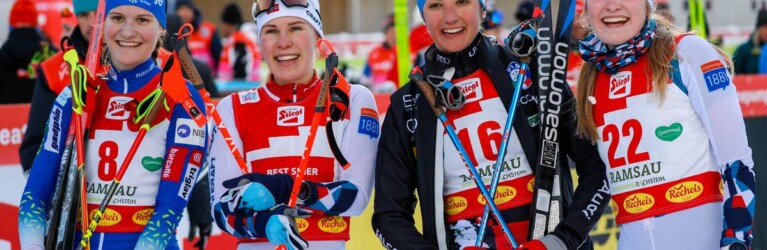 Ema Volavsek (SLO), Ida Marie Hagen (NOR), Veronica Gianmoena (ITA), Mille Marie Hagen (NOR), (l-r) setzen ein Zeichen gegen den Olympia-Ausschluss der Kombiniererinnen.