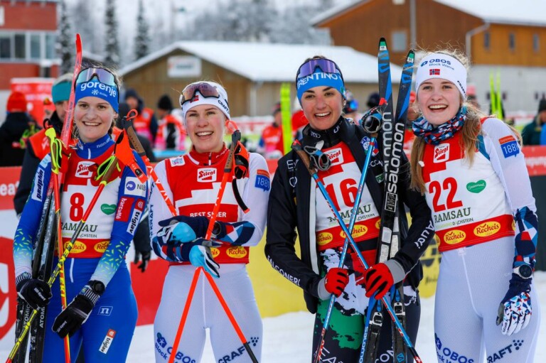 Ema Volavsek (SLO), Ida Marie Hagen (NOR), Veronica Gianmoena (ITA), Mille Marie Hagen (NOR), (l-r) setzen ein Zeichen gegen den Olympia-Ausschluss der Kombiniererinnen.