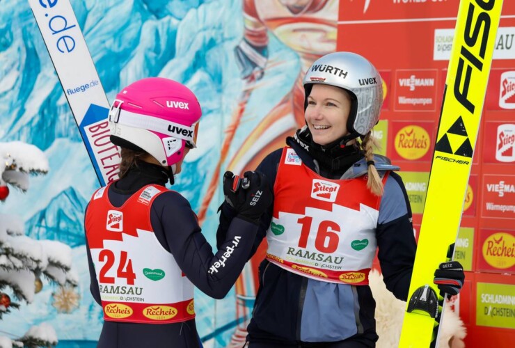 Gute Stimmung bei den deutschen Damen: Nathalie Armbruster (GER), Svenja Wuerth (GER), (l-r) am Leaderboard