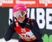 Nathalie Armbruster (GER) strahlt über einen guten Sprung.