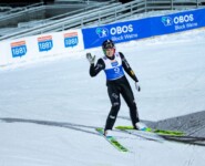 Daniela Dejori (ITA) winkt nach ihrem Sprung in die Kamera.
