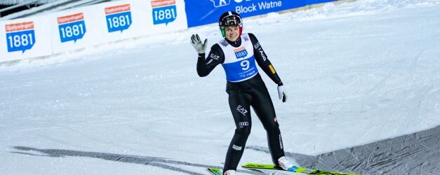 Daniela Dejori (ITA) winkt nach ihrem Sprung in die Kamera.